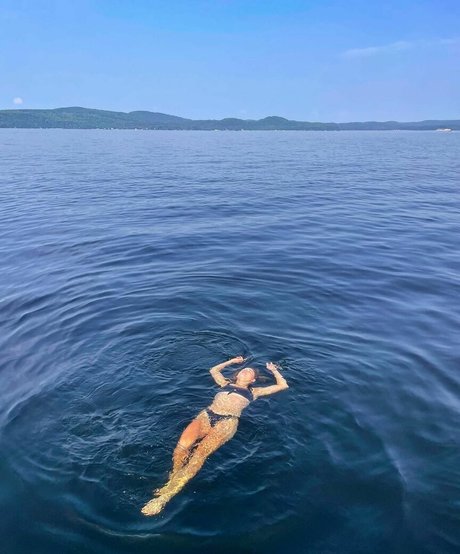 EmilyThankYouNext アダルトモデル 写真