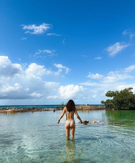 EmilyThankYouNext 裸のスター 写真