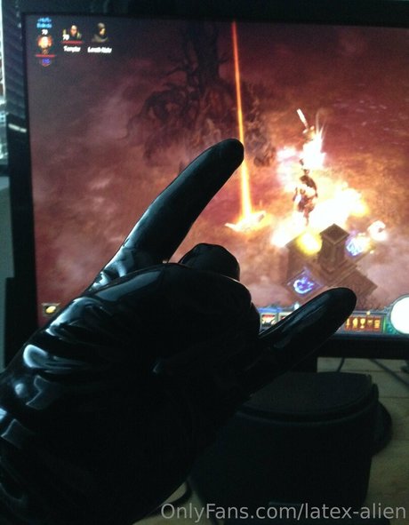 latex alien アダルトスター 写真