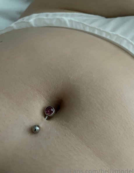 bellymodel エロティックなモデル 写真