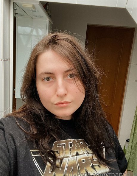 zhanna v モデル 画像