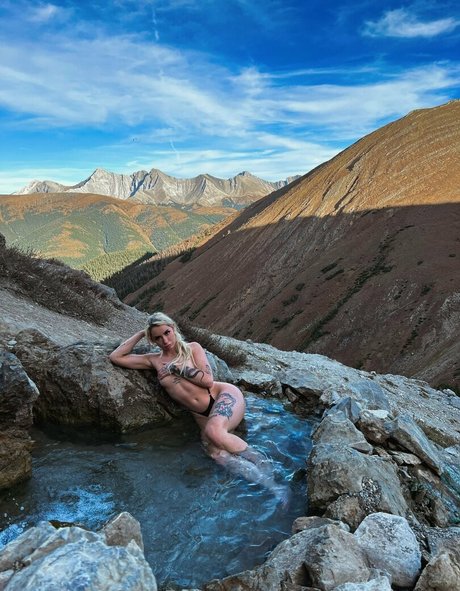 カーリーエボニーオンリーファンズ ヌード 写真