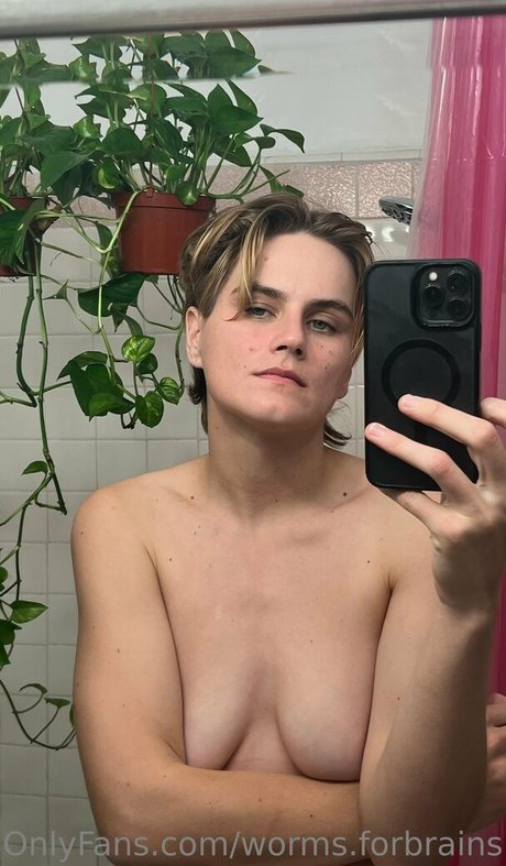 worms forbrains ヌード女優 写真