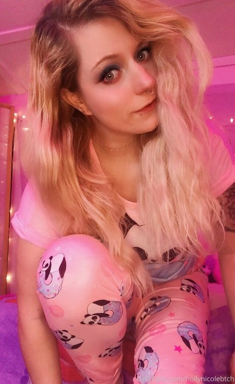 hollynicolebtch ヌード女優 写真