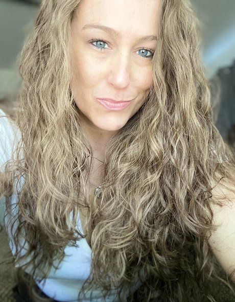 パイズリ オンリーファンズ ホット裸 写真