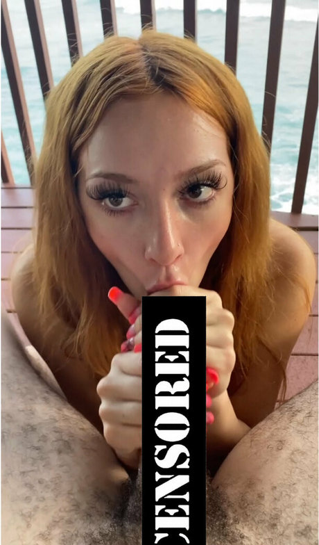 巨乳で痩せているオンリーファンズ ポルノ 画像