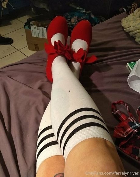 裸の女の子オンリーファンズ ポルノ 画像