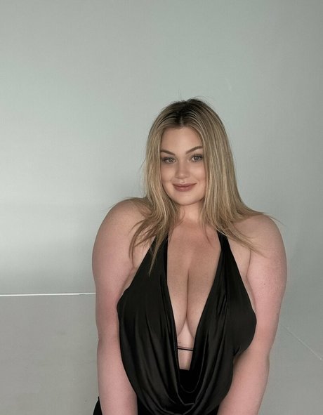 Adelina Manaut ヌード女優 ギャラリー