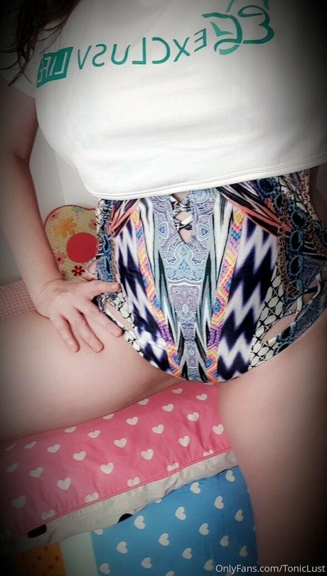 お尻を広げるオンリーファンズ アダルト 画像