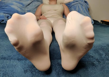 オイルを塗った巨乳オンリーファンズ 美しいヌード 写真