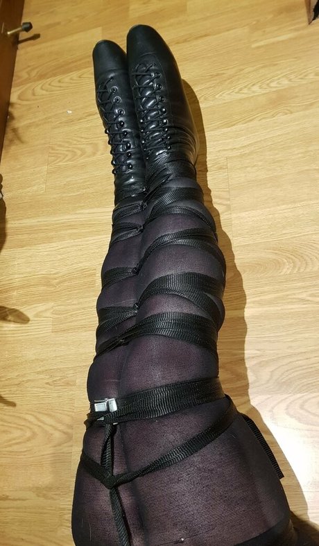 金髪の筋肉オンリーファンズ HD 画像