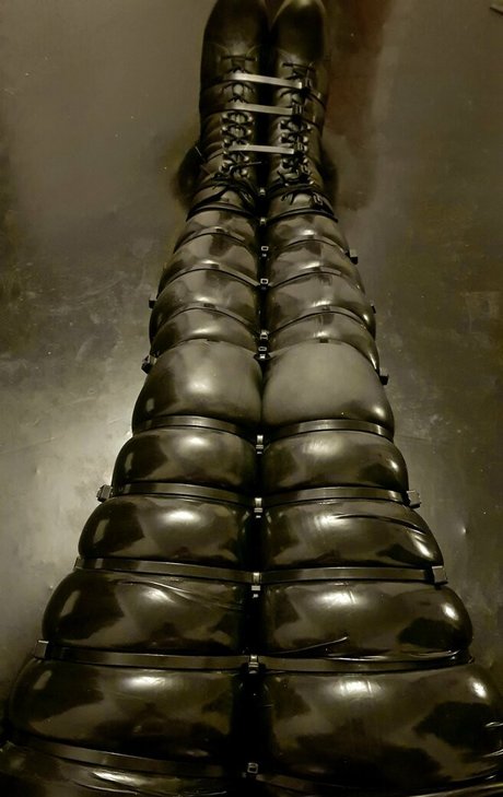 コメディアンのオンリーファンズ アート裸 画像