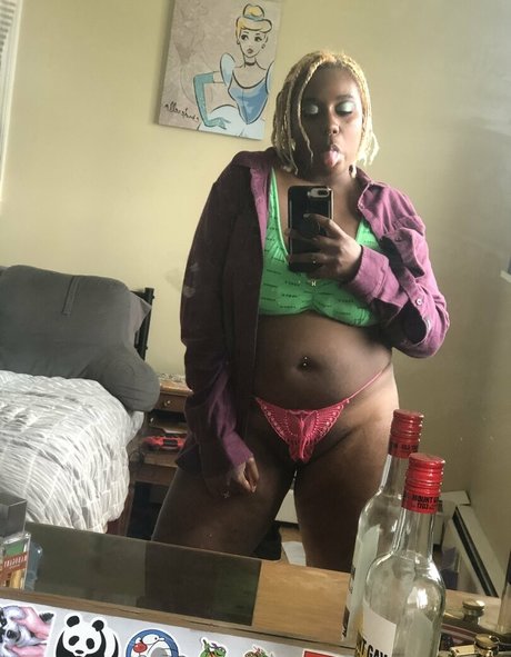 ティーンTバックオンリーファンズ ホット裸 画像