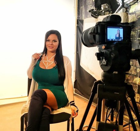 黒人ティーンオンリーファンズ エロチック ギャラリー