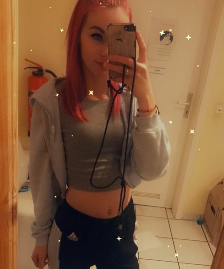 アジア人のタトゥー オンリーファンズ セクシー 写真