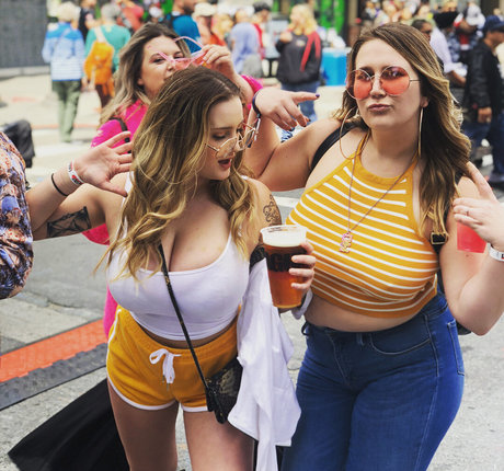 ぽっちゃりカップルオンリーファンズ ポルノグラフィック 写真