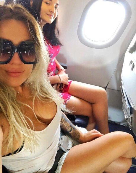 Marina Burnashova スター 裸 画像