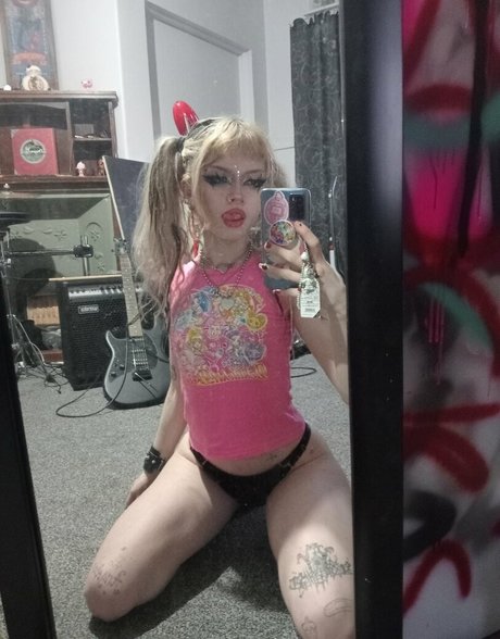 かわいいブロンドのオンリーファンズ ポルノ 画像