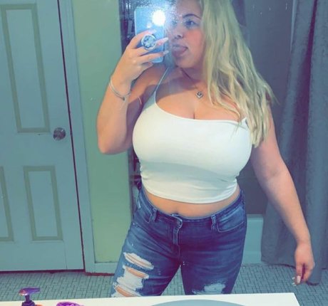 ぽっちゃりブロンドのオンリーファンズ ヌード 画像