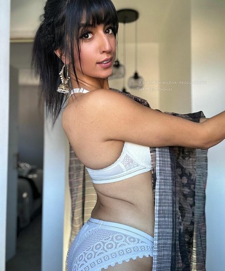 曲線美のランジェリーオンリーファンズ セックス 写真