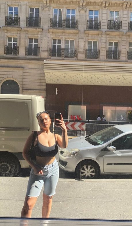 小さいチンポのシーメールオンリーファンズ アダルト 画像