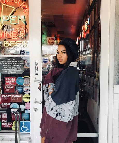 裸の女の子オンリーファンズ ベスト 写真