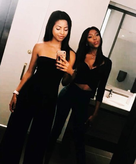 Camille Hyde アダルトモデル 写真