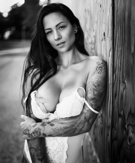 inked nadine ヌードのポルノスター 写真