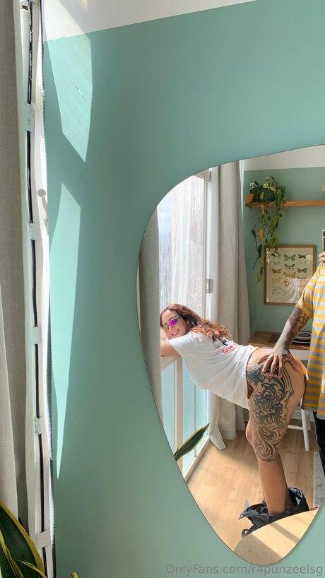 ストリップショー オンリーファンズ ホット 写真