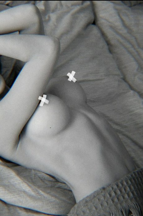 弁護士オンリーファンズ アート裸 ギャラリー