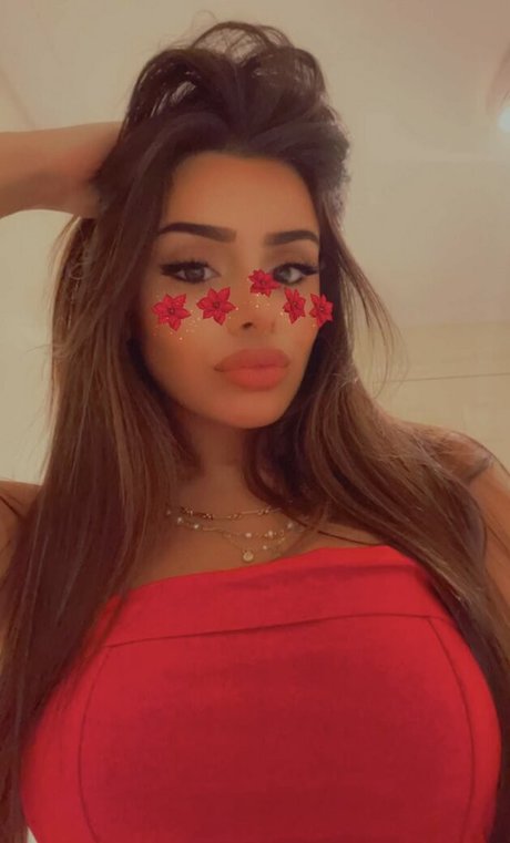 Celina Sharma ヌードのポルノスター 写真