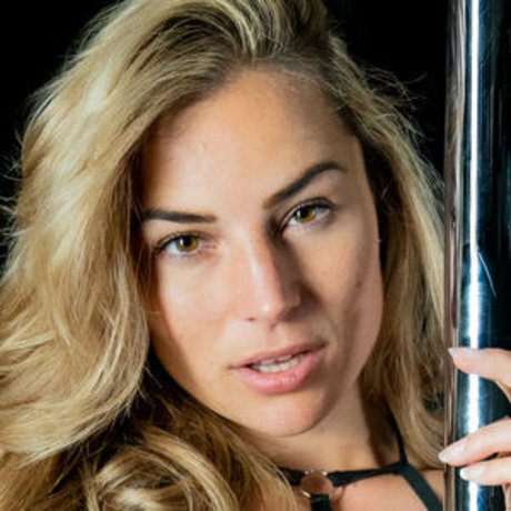 Viktoria Fischer ヌードモデル 写真