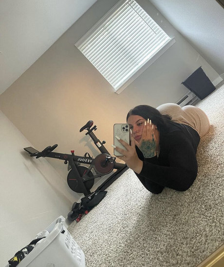 デカ尻ティーンオンリーファンズ 美しいヌード 写真