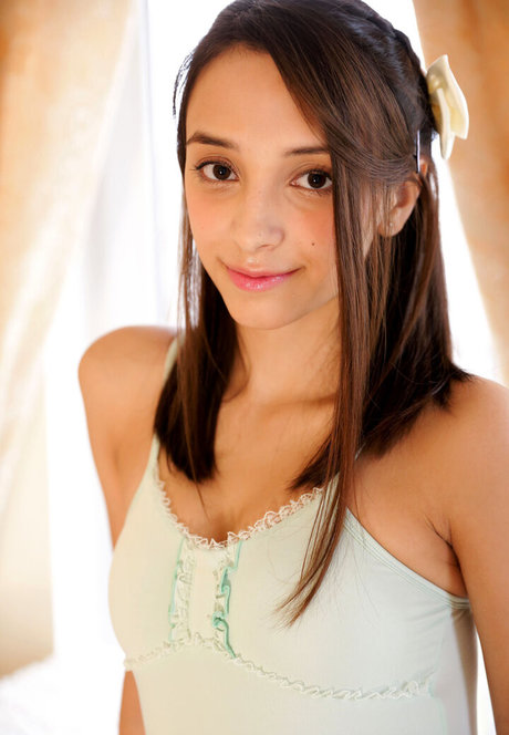 Olivia Linz アートモデル 写真