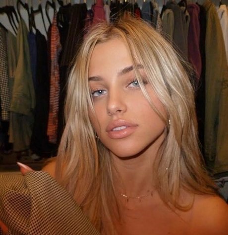 Elle Danjean アダルトモデル 画像