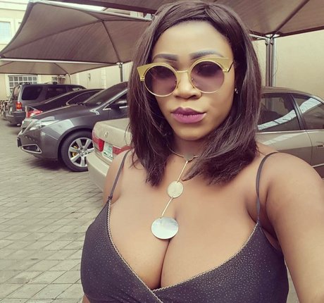 ゴスティーンオンリーファンズ ホットセックス 画像