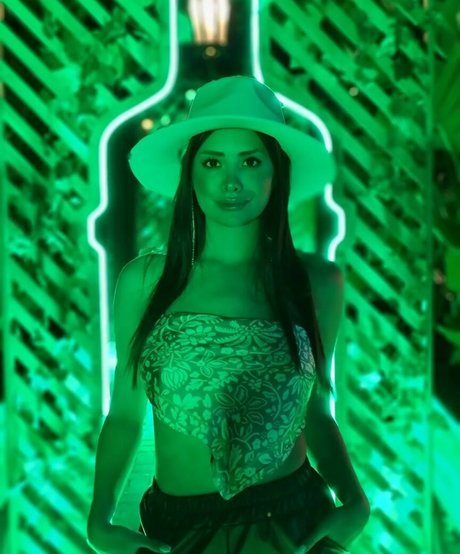 曲線美のxxx オンリーファンズ 美しいポルノ 写真