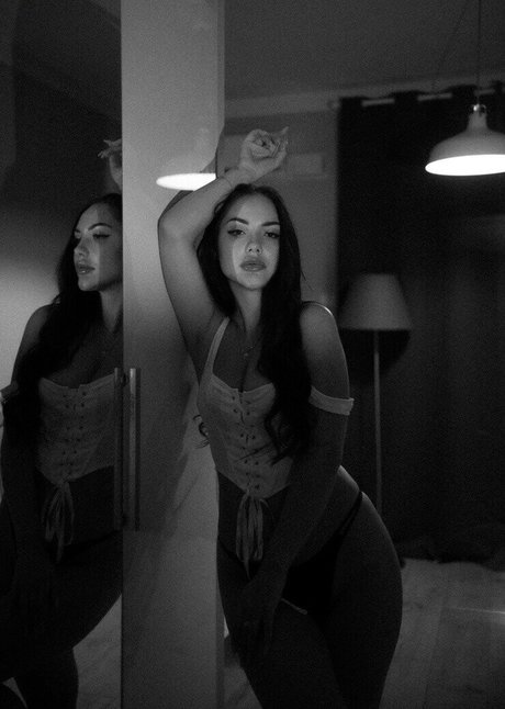 Kristina Azaronak ヌードのポルノスター ギャラリー