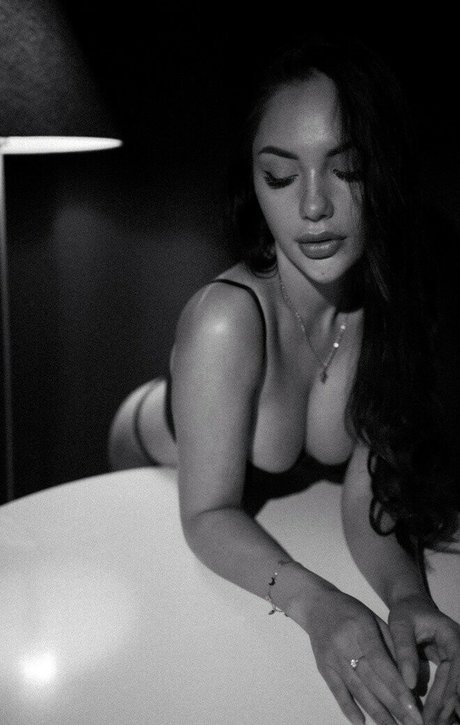 Kristina Azaronak HDポルノスター 画像