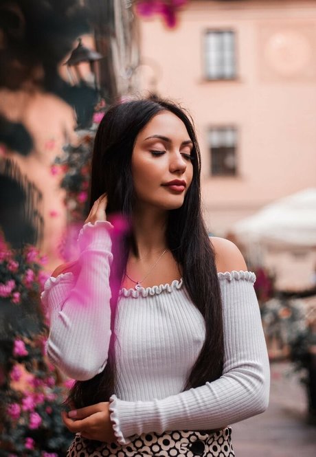 Kristina Azaronak HDスター 写真