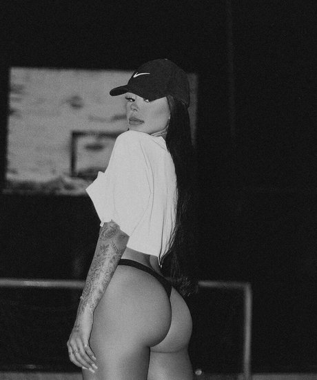 曲線美のブロンド熟女オンリーファンズ 無料ヌード 画像