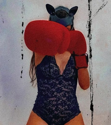 黒髪の熟女オンリーファンズ ヌード 写真