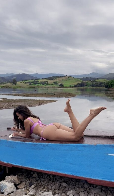 オイルを塗った巨乳オンリーファンズ ホットポルノ 画像