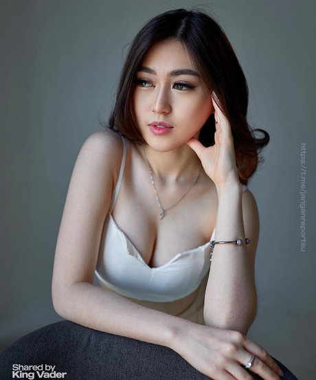 金髪の顔射オンリーファンズ アートヌード ギャラリー