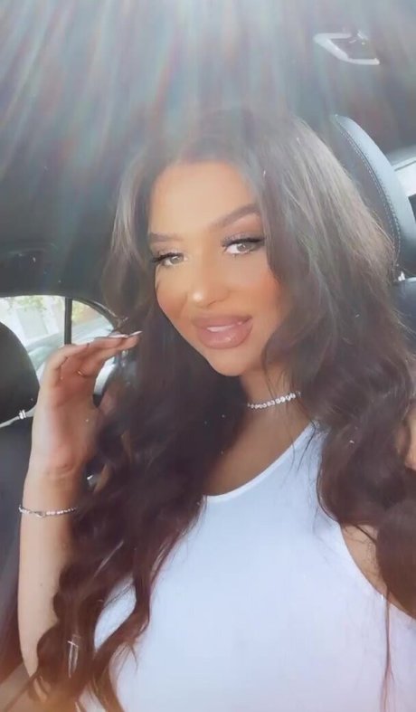 スニーカー オンリーファンズ ポルノ 写真