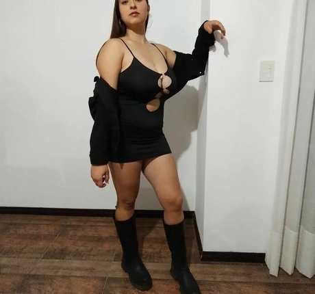 レディーボーイがオンリーファンズで射精 ポルノグラフィック 写真