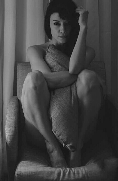 Asra Tin ヌードモデル 写真