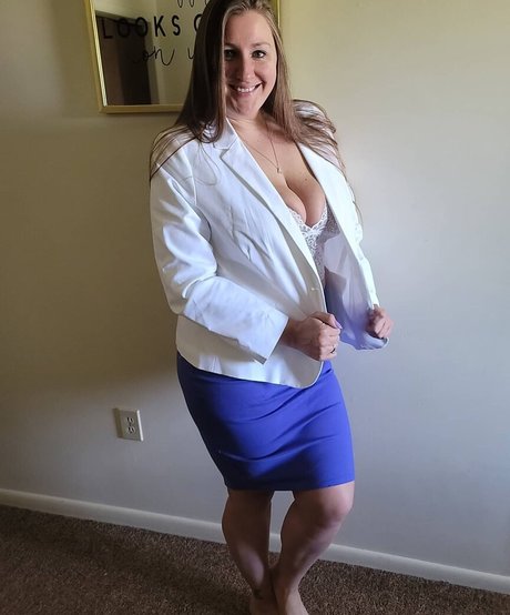 曲線美のブロンドオンリーファンズ ホット裸 写真