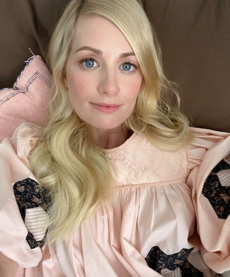 Beth Behrs エロティック女優 写真