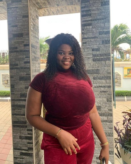 熟女の足オンリーファンズ セクシーヌード 写真